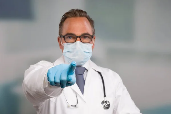 Doktor Maskou Lékařskými Rukavicemi Ukazuje Přímo — Stock fotografie