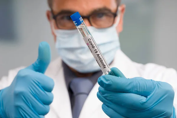 의학용 마스크와 의료용 장갑을 과학자나 의사는 바이러스 튜브를 있습니다 — 스톡 사진