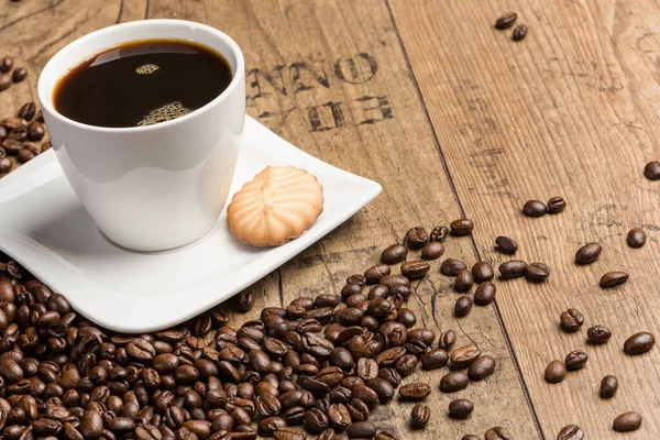 Tasse Kaffee Und Kaffeebohnen Auf Einem Holztisch — Stockfoto