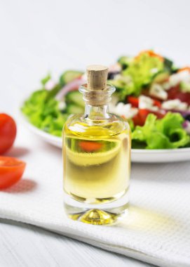 Şişe zeytinyağı taze sebze Yunan salatası ile