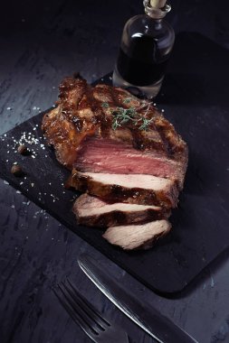 Closeup kesilmiş orta pişmiş sığır eti biftek kızartma