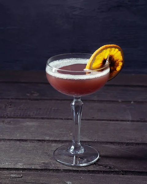 Alkol kokteyl içki rustik arka plan üzerinde