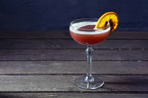 Alcohol cocktail drink on the rustic background — Stock Photo, Image