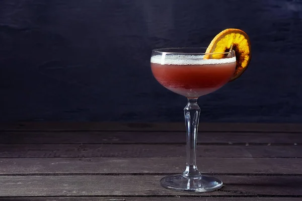 Alkohol-Cocktail-Drink vor rustikalem Hintergrund — Stockfoto