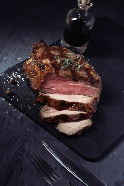 Closeup kesilmiş orta pişmiş sığır eti biftek kızartma