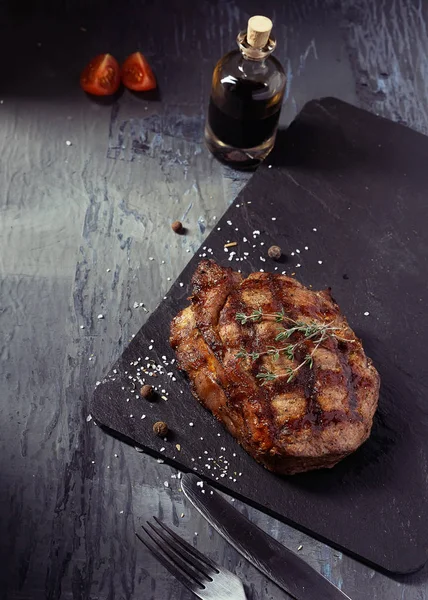 Orta pişmiş closeup sığır eti biftek kızartma