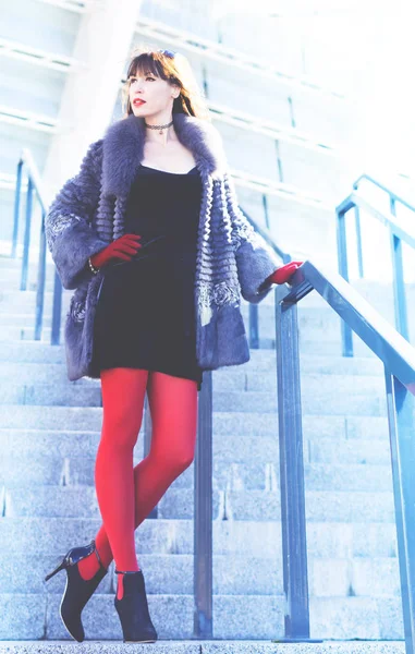 Siyah elbise, Kırmızı tayt ve bir kürk manto seksi kadın