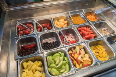 Çeşitli taze meyve ve sebze salata sağlıklı öğeleri