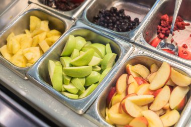 Çeşitli taze meyve ve sebze salata sağlıklı öğeleri
