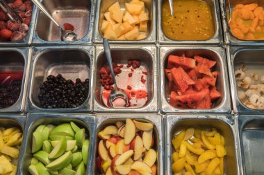 Çeşitli taze meyve ve sebze salata sağlıklı öğeleri