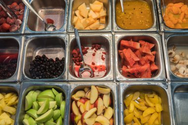 Çeşitli taze meyve ve sebze salata sağlıklı öğeleri