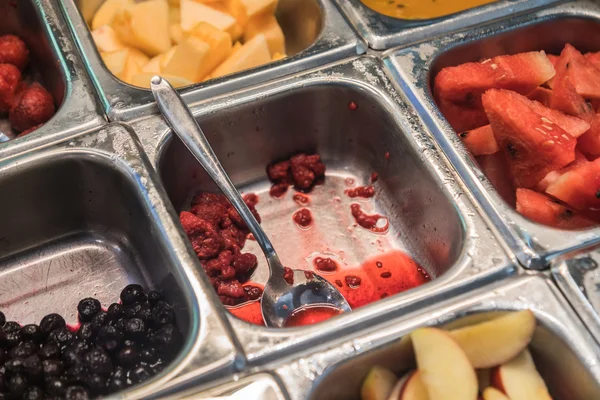 Çeşitli taze meyve ve sebze salata sağlıklı öğeleri