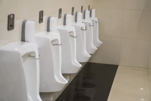 Nieuwe rij buiten urinoirs mannen openbaar toilet — Stockfoto