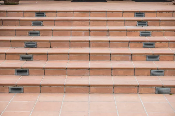 Escadaria de tijolo vermelho no parque público — Fotografia de Stock