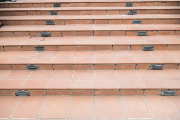 Escadaria de tijolo vermelho no parque público — Fotografia de Stock