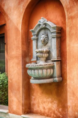 Aslan'ın yüz heykeli bir binanın duvarına oyulmuş