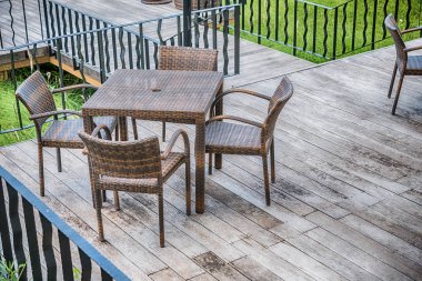 Doğal ağaç bir restoranın açık üzerinde ahşap masa ve 