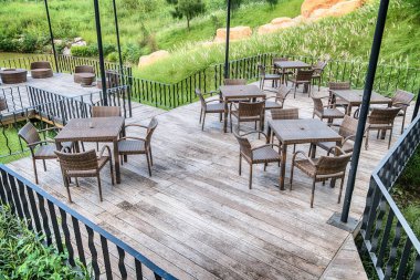Doğal ağaç bir restoranın açık üzerinde ahşap masa ve 
