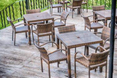 Doğal ağaç bir restoranın açık üzerinde ahşap masa ve 