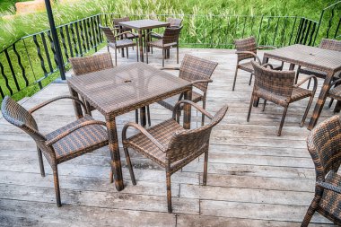 Doğal ağaç bir restoranın açık üzerinde ahşap masa ve 