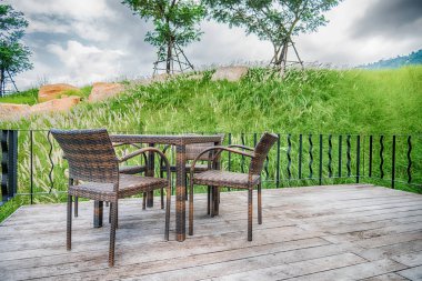 Doğal ağaç bir restoranın açık üzerinde ahşap masa ve 