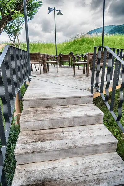 Der Holztisch im natürlichen Außenbereich eines Restaurants mit Baum und — Stockfoto