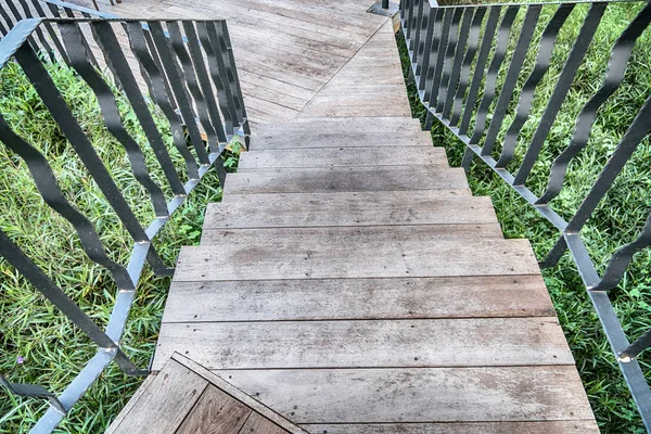 Escadas de madeira no parque — Fotografia de Stock