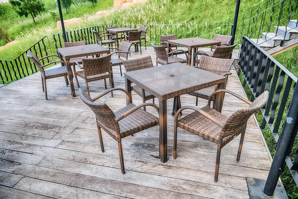 Doğal ağaç bir restoranın açık üzerinde ahşap masa ve 