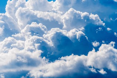 Mavi gökyüzü arka plan üzerinde yüksek detay bulut