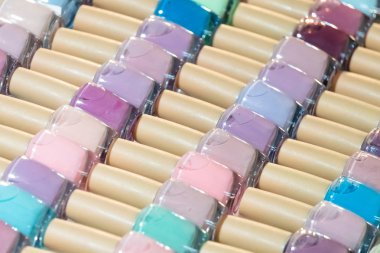 Raflarda kozmetik deposunda farklı tırnak vernikler ayarla