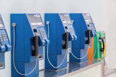 Eski ve geleneksel kamu telefonlar yapmak paraları kullanarak bir 