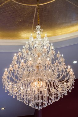 Avize, arka planda lüks retro tarzı