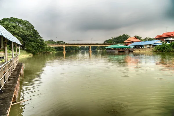 森の湖を渡る道路橋 — ストック写真