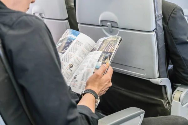 mutlu traveler bir dergide bir uçak okuma
