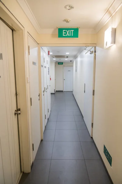 Corredor com portas fechadas em prédio residencial de escritório ou quente — Fotografia de Stock