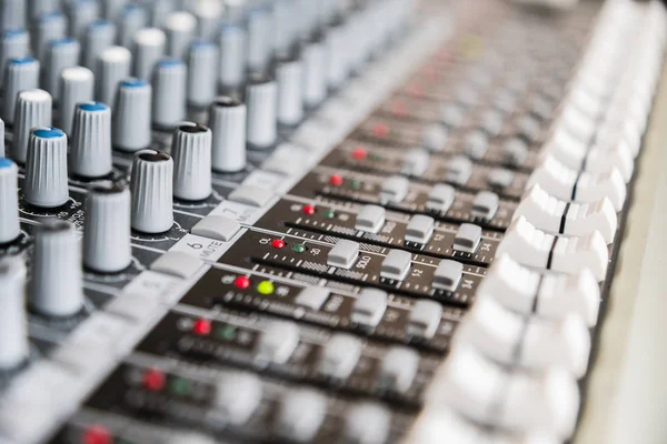 Painel de controle do misturador de som. Controlador de som Estúdio de gravação. Mu. — Fotografia de Stock