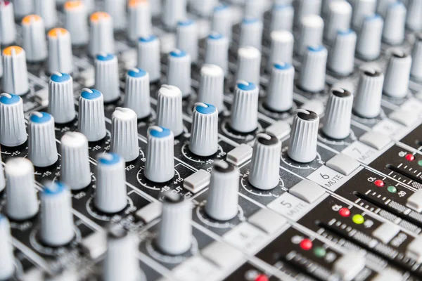 Sound mixer bedieningspaneel. Goede controller opnamestudio. MU — Stockfoto