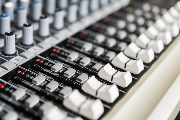 Painel de controle do misturador de som. Controlador de som Estúdio de gravação. Mu. — Fotografia de Stock