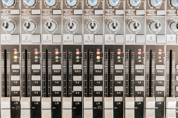 Sound mixer bedieningspaneel. Goede controller opnamestudio. MU — Stockfoto