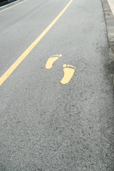 Símbolo del carril de paseo a pie en el camino —  Fotos de Stock