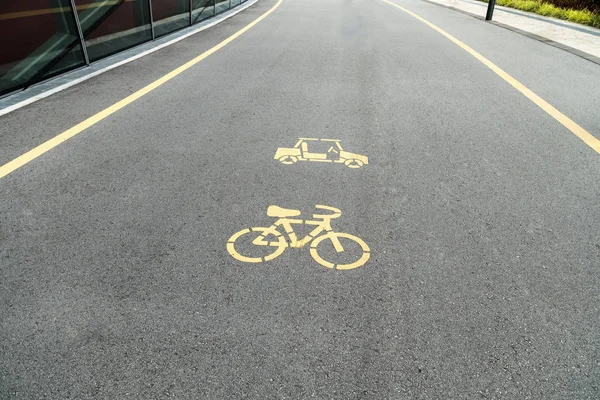 Lente de bicicleta, carril bici, signo de bicicleta o icono y el movimiento de la bicicleta —  Fotos de Stock