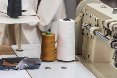 terk edilmiş tekstil fabrikası - dikiş makineleri