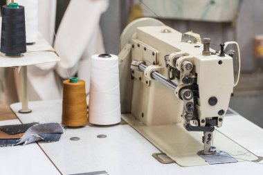 terk edilmiş tekstil fabrikası - dikiş makineleri