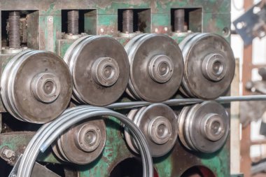 Boru bükme aracı kullanarak tesisatçı