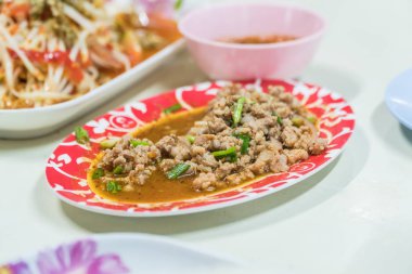 Tay mutfağının baharatlı gevrek domuz salata, Larb