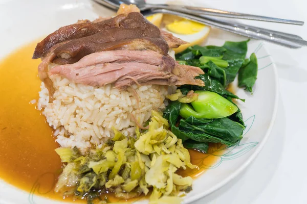 Perna de porco cozida em arroz com sauce.Thai comida — Fotografia de Stock