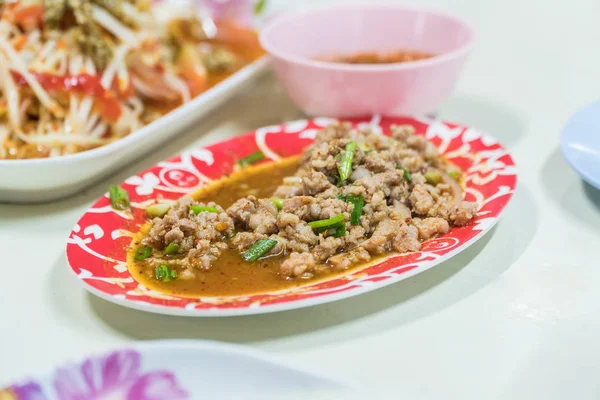 Masakan Thailand salad babi pedas renyah, Larb — Stok Foto