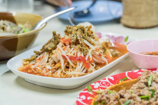 Ensalada con camarones y verduras en un plato blanco — Foto de Stock