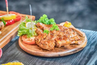 İyi pişmiş salamura edilmiş biftek ahşap tahtada.