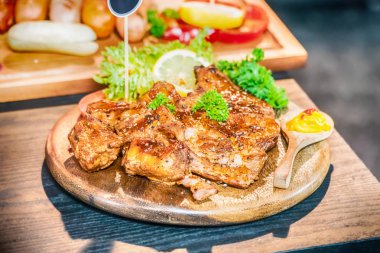 İyi pişmiş salamura edilmiş biftek ahşap tahtada.